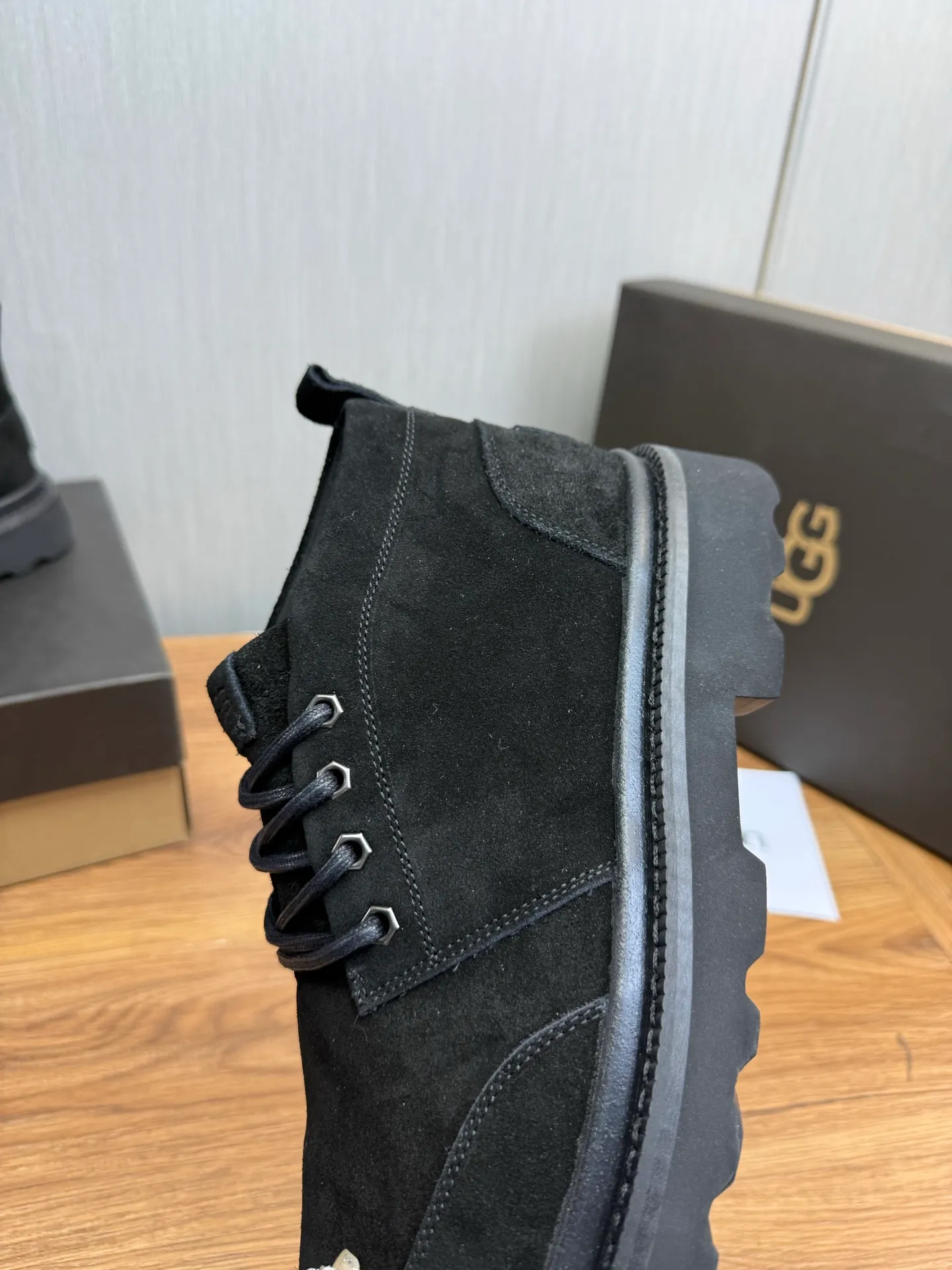 Men's shoes 💰620💰 New UGG fur integrated men's simple and fashionable snow boots. The most worth buying at the end of this year are warm casual shoes. Whether you are out and about at home, their comfortable and warm performance will be your most suitable fashion companion! The material is cowhide upper and imported wool is used inside. Warm and comfortable! The eva+ rubber patch outsole is cushioned, non-slip and wear-resistant, and has good elasticity. It is light and wear-resistant, comfortable and soft, and the new simple cut is more fashionable. It has both practicality and fashion sense, so you no longer have to worry about how to match it in winter, while still maintaining your fashionable taste. High-quality genuine wool. Look at the details for the material! Size: 39-40-41-42-43-44-44 sneaker size